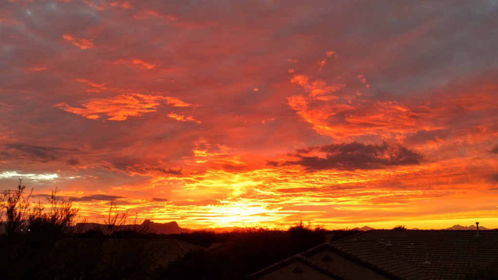 SML1one's tweet photo. @jeffbeamish @whatsuptucson best #skycandy pic of day before thanksgiving sunset and my son took it. #ovsky https://t.co/2OJTCefhTR