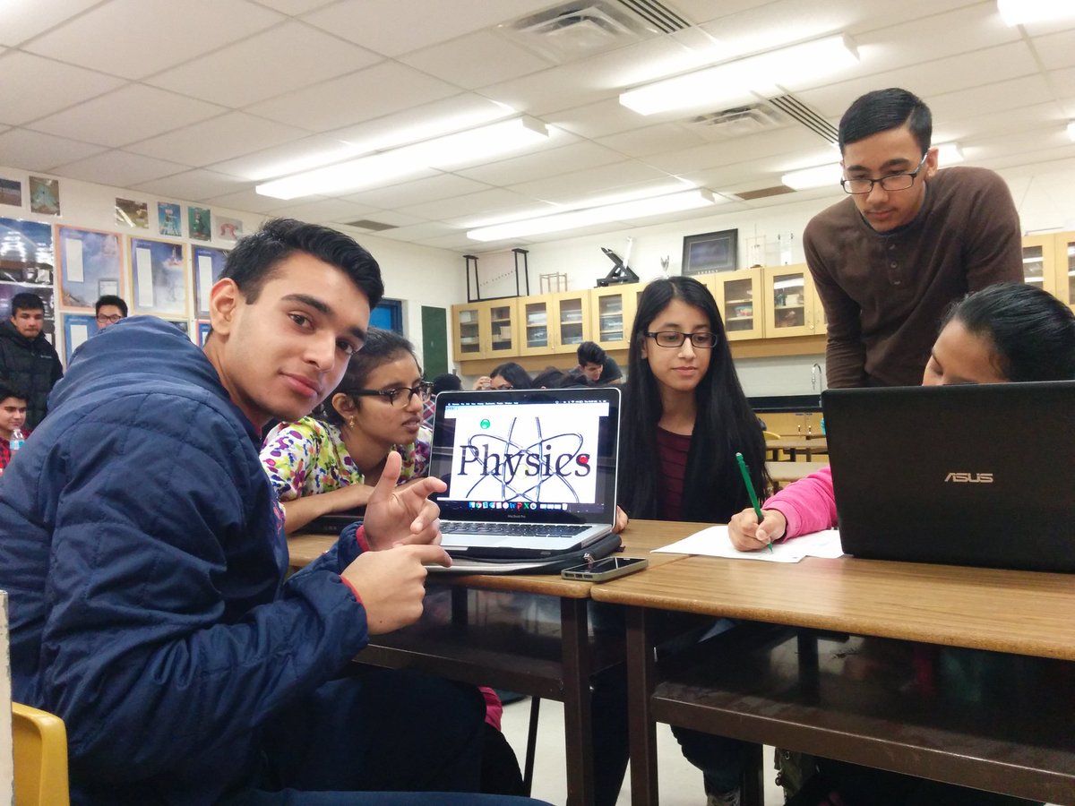 malhotra_kushi's tweet image. Team's working hard #Eggsplosive #210phys