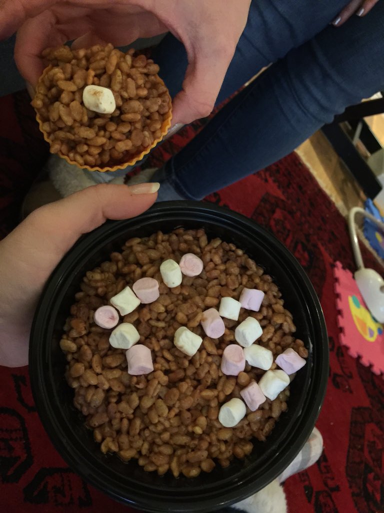 Lolly_ThePop's tweet photo. My boss has just presented me with my own Rice Krispie cake!! 

It's MASSIVE!! 😂😂😂

#Snackaroo https://t.co/RjUUTUFui7
