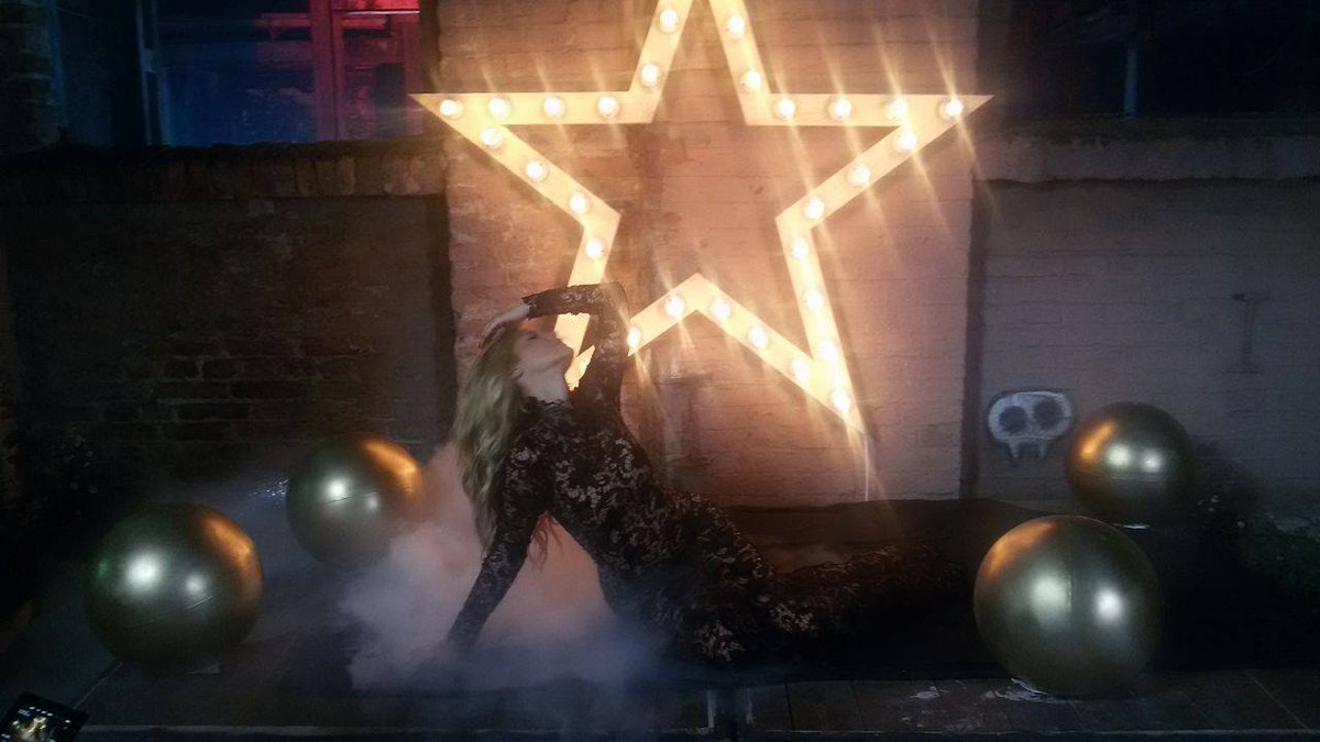 RadioS_Srbija's tweet image. PREMIJERA nove pesme 1.12. @NatasaBofficial izvodi čuveni hit “Soba 23” #MarinaPerazić. #ZvezdePevajuZvezde #enmon