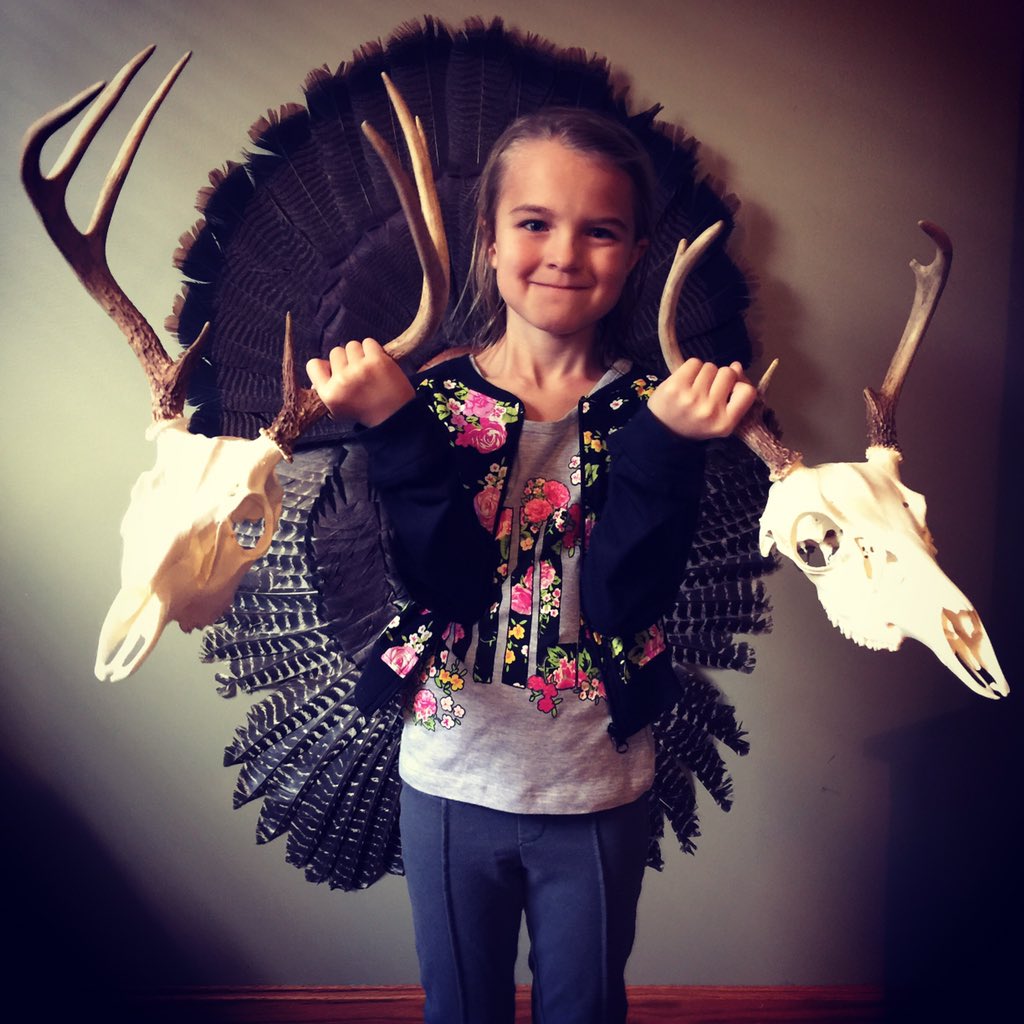 marcusolinger's tweet photo. Layla got her skull mount back. She's two for two. #buckslayer https://t.co/uRjsYelUoP