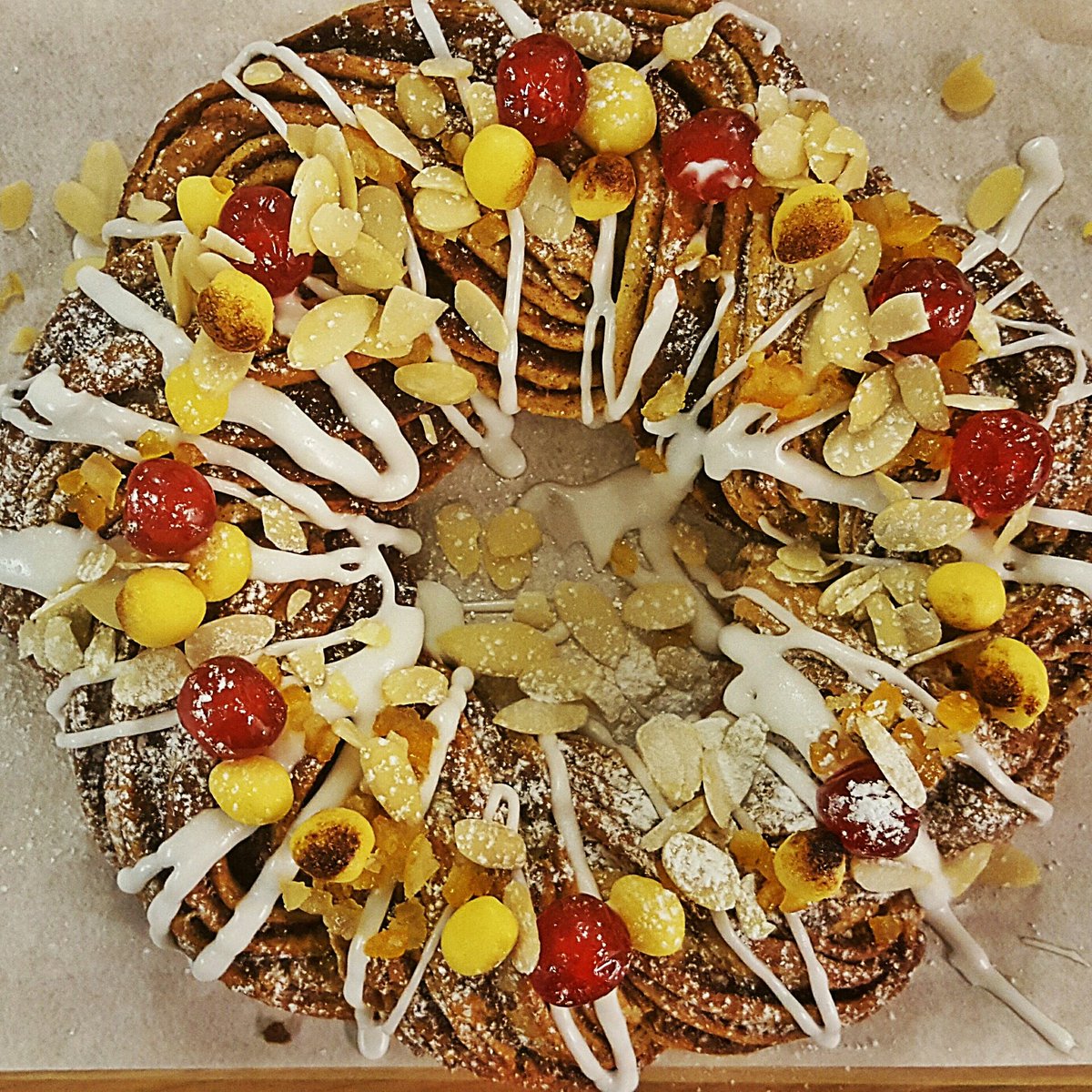 SilverApples_UK's tweet photo. ESTONIAN KRINGLE//♡ #breadwreath #fruits #almonds #marzipan #sweettreats #christmasfood #silverapples https://t.co/MshzmNzy9c
