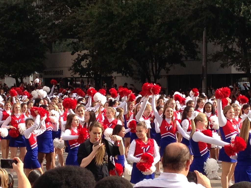 Houston #ThanksgivingDayParade is on!
