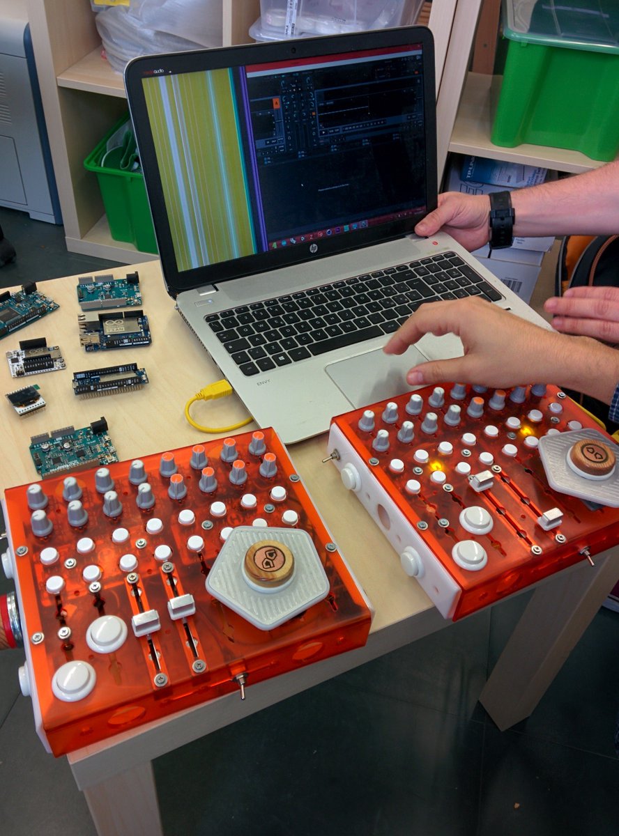 giandolf's tweet image. I ragazzi di @HackspaceCT presentano #DART midi/dmx controller ad @ArduinoOrg #arduino #arduinoorg #swmessina