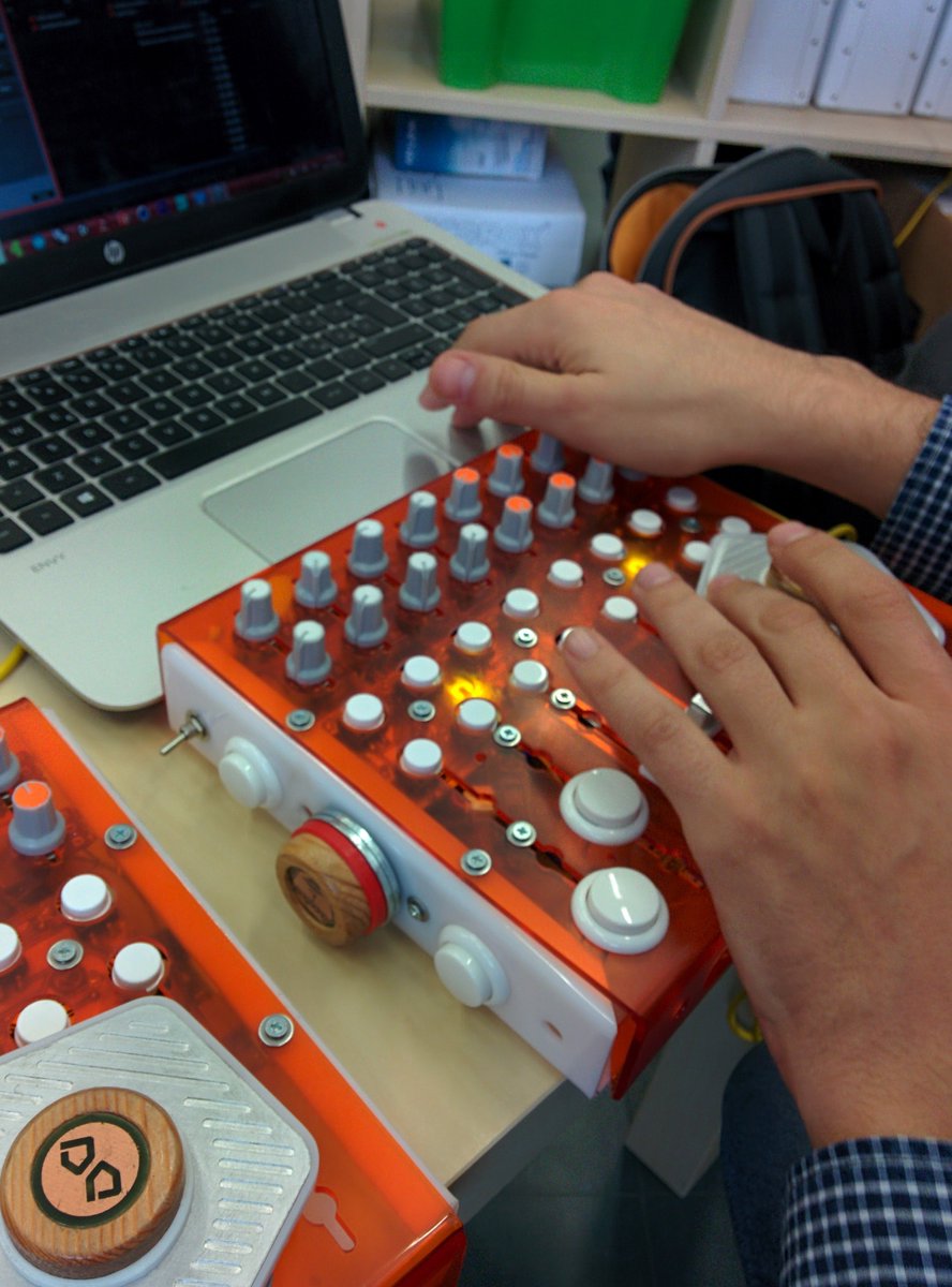 giandolf's tweet image. I ragazzi di @HackspaceCT presentano #DART midi/dmx controller ad @ArduinoOrg #arduino #arduinoorg #swmessina