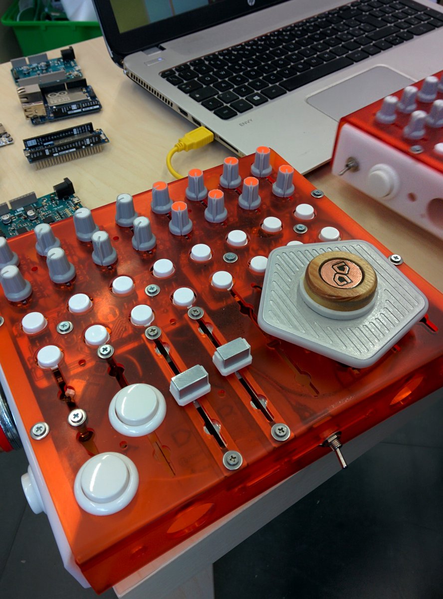 giandolf's tweet image. I ragazzi di @HackspaceCT presentano #DART midi/dmx controller ad @ArduinoOrg #arduino #arduinoorg #swmessina
