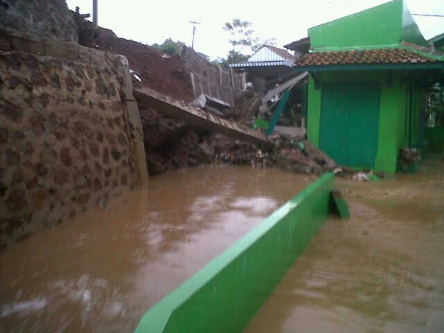 AmiRahmiani's tweet photo. @Dinsos_BDG telah terjadi bencana longsor di rw 04 kel karangpamulang kec mendalajati yg diakibatkan hujan deras https://t.co/u3iKbSXN94
