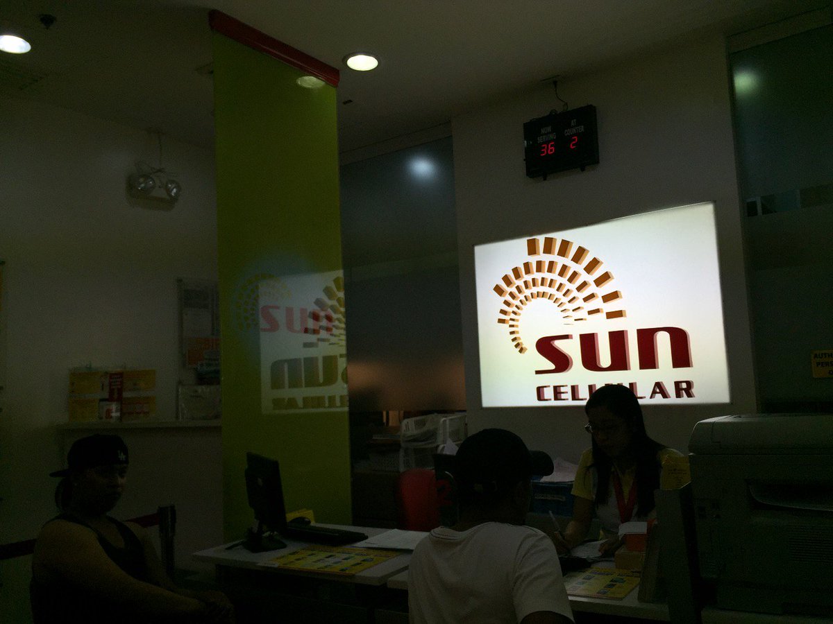 Vic_Vizcocho_Jr's tweet photo. Almost an hour, and counting, for mere sim change here at #Sun #HarborPointSubic.
#lousyservice @SunCellularCorp https://t.co/oVCm7WjbM2