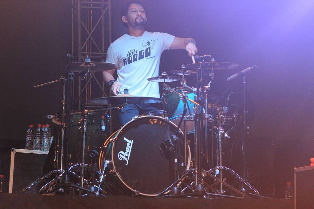 classicarnival's tweet photo. Tangan lincahnya Mas Franki saat main drum. https://t.co/gmtPhXFaHE https://t.co/hVwcuuuxYL