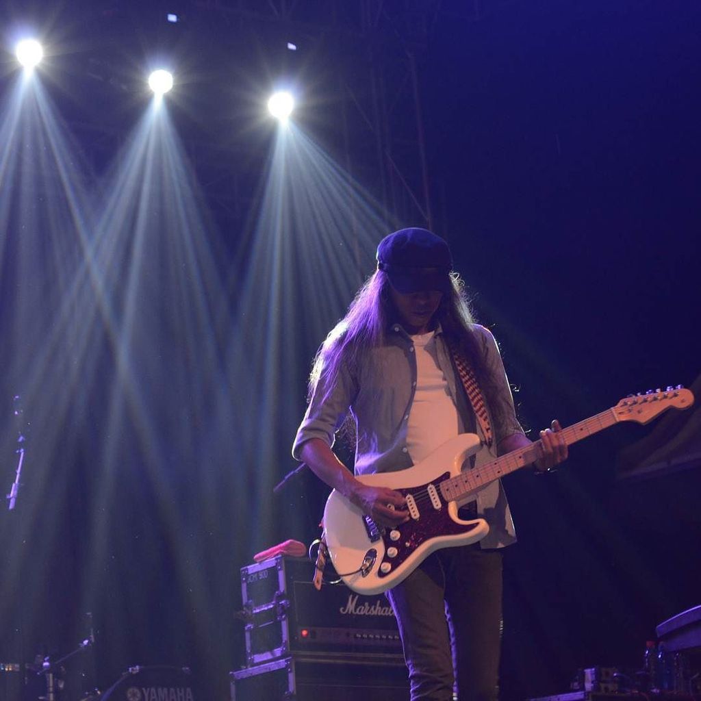 classicarnival's tweet photo. Petikan gitarnya om Jarwo juga mantap ya! #ClassiCarnival2015 https://t.co/idTXHopEYv https://t.co/JWskEQVw3D