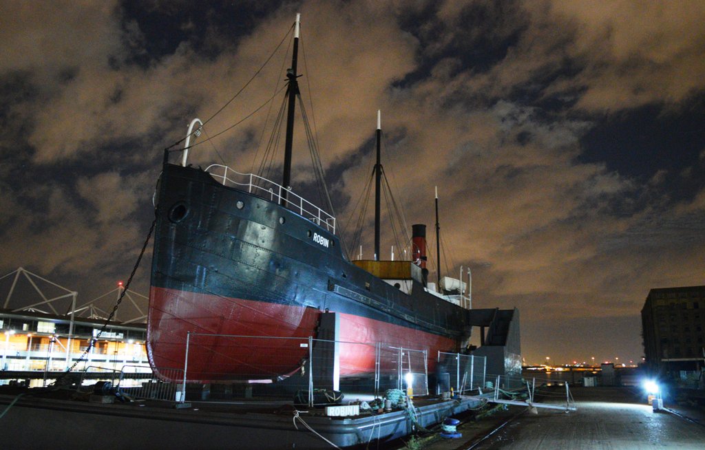 AJBC_1's tweet photo. #SSRobin by night in the #RoyalDocks - project by @rwhitneyfish #MillenniumMills more pics: https://t.co/530CXb3fVO https://t.co/RZy2vw7IAW