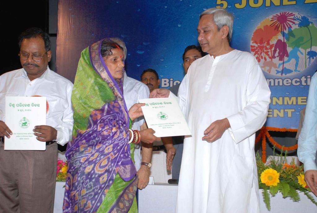 SecularismMean's tweet image. @Naveen_Odisha please section a house for #UrmilaBehera balasore c is been homeless 5yrs. #TreeMother #Widow alone .