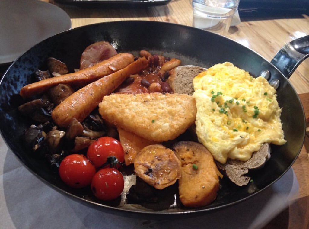 httphearts's tweet photo. Breakfast dalam pinggan tak best , breakfast dalam kuali baru rare.😂 https://t.co/adwBtEtYKO
