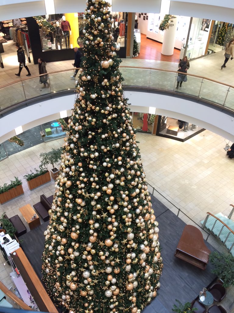 diaakovcs's tweet photo. Karácsonyi hangulatban.😍🎄🎁🎏🛍 @ujfannii #Christmastree #Debrecen #Forum ❤️❤️ https://t.co/Hgmkh3xruh