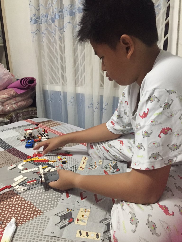 TheTwoHealMe's tweet photo. Pati kama ko ginulo dahil sa pagkaadik sa LEGO 😤 @yahs03 #ShellEdition https://t.co/VhG9O0n3Bu