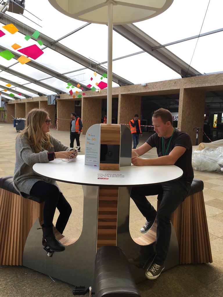 blondelnicolas's tweet photo. Pendant la #COP21 on recharge nos iPhone à la force des mollets ! https://t.co/Z7nYFWwA5d