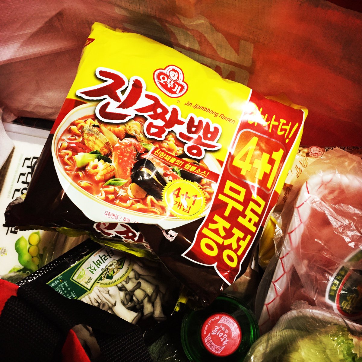 rkaehd7's tweet photo. 다들 맛나다고해서 샀는데 짜왕처럼 유통기간 넘겨서 버리는거 아닌지 모르겠네.... #Hipstamatic https://t.co/DU30LByJrS