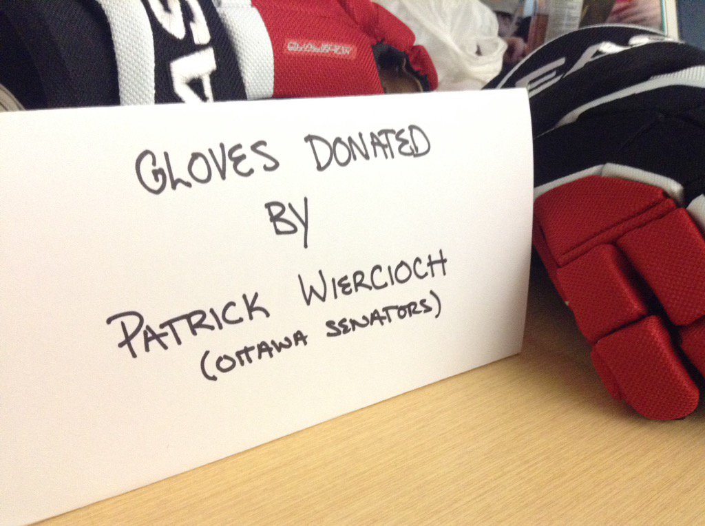 BestShotACPR's tweet photo. Gloves donated by @PattyW46 for @condorsottawa #BestShotACPR #BIGGERTHANHOCKEY ⚫️⚪️🔴🇨🇦 https://t.co/oRAzJmNdpU