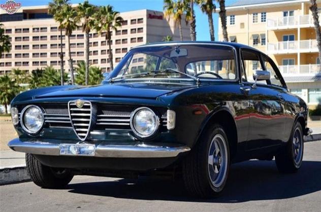edmunds's tweet photo. New #AlfaRomeo Giulia @ #LAAutoShow has us thinking of the original. #UsedCaroftheDay #tbt: https://t.co/bjpA0tYXEr https://t.co/UMzjxJpjHu