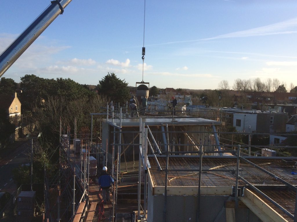 LvanRijn's tweet photo. @KBMGroep @BouwKlik @jbplas @Jannekekuijt    Stort eerste dakvloer kavel 1 t/m 4 22 woningen Zandvoort 👍🏼 https://t.co/b9Dp7prQrG