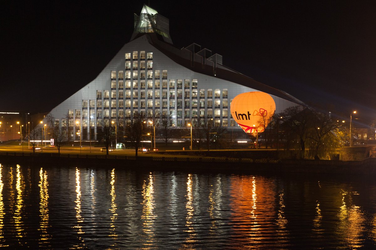 Par spīti laikapstākļiem, uz brīdi izdevās uzstādīt arī <a href="/LNB_lv/">Nacionālā bibliotēka</a> un  <a href="/mansLMT/">Mans LMT</a> starojošo gaisa balonu! :) <a href="/staroriga/">Staro Riga</a>