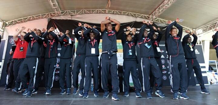 MawatleMs's tweet photo. In pirates we believe#BackTheBucks#BONES&amp;SALTEzimnyama nge Nkane Mayibuye Bhakhaniya Mayibuye@vodacomsoccer habashwe https://t.co/gPlJjSL8He