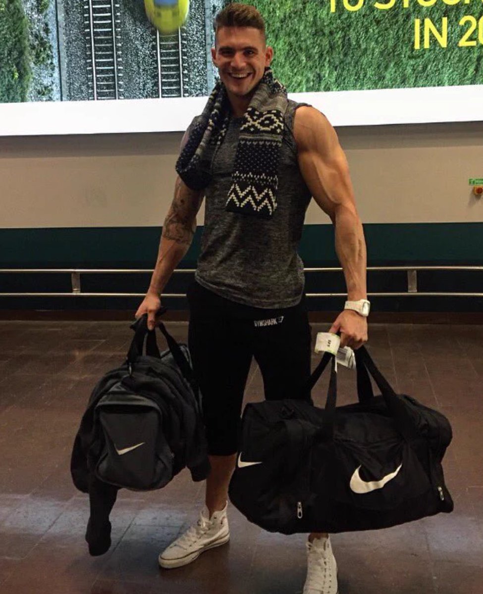 Dutch_Oven1's tweet photo. Absolute dickhead. 
I bet this bellend curled his bags of make up and needles before the pic @FitnessExpose https://t.co/vIJFcssG95