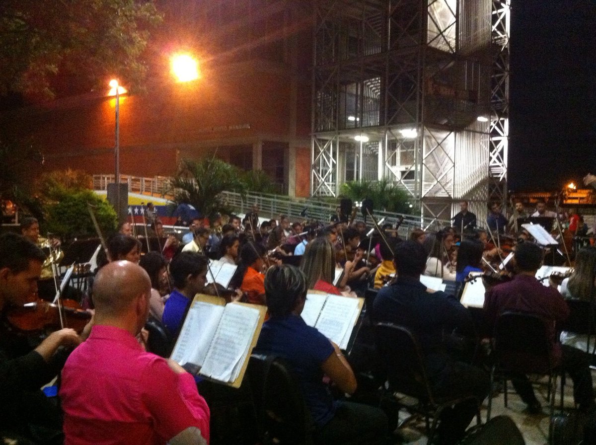 La Orq sinf Gralen Jefe Jose Tadeo Monagas junto a FEDEORQUESTA le dieron la bienvenida a la Navidad@FEDEORQUESTAS