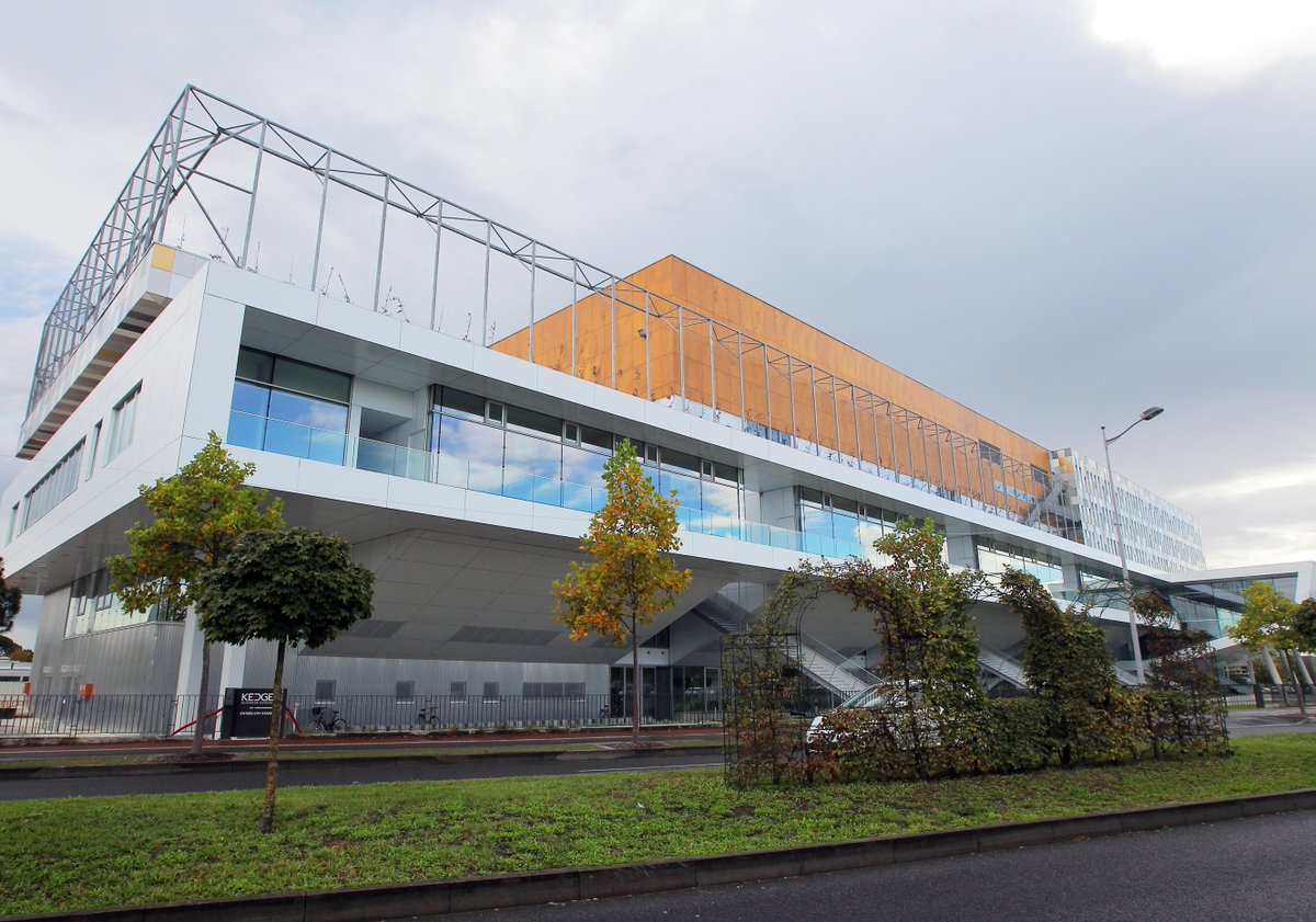 SO_Bordeaux's tweet photo. Bordeaux : l'école de commerce Kedge évacuée suite à une alerte à la bombe https://t.co/9RyqE50Gjl