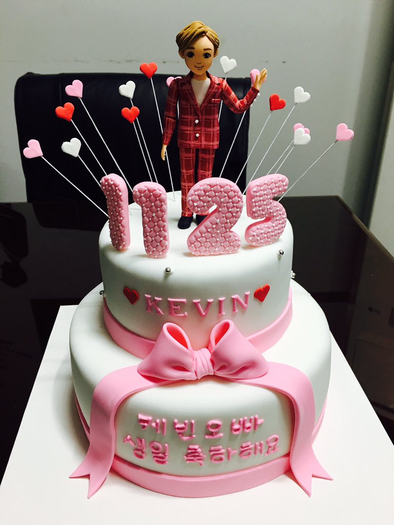 kevinwoo91's tweet photo. 오늘 도착한 케이크~  감사합니다!!^^ https://t.co/v4YhTkdI90