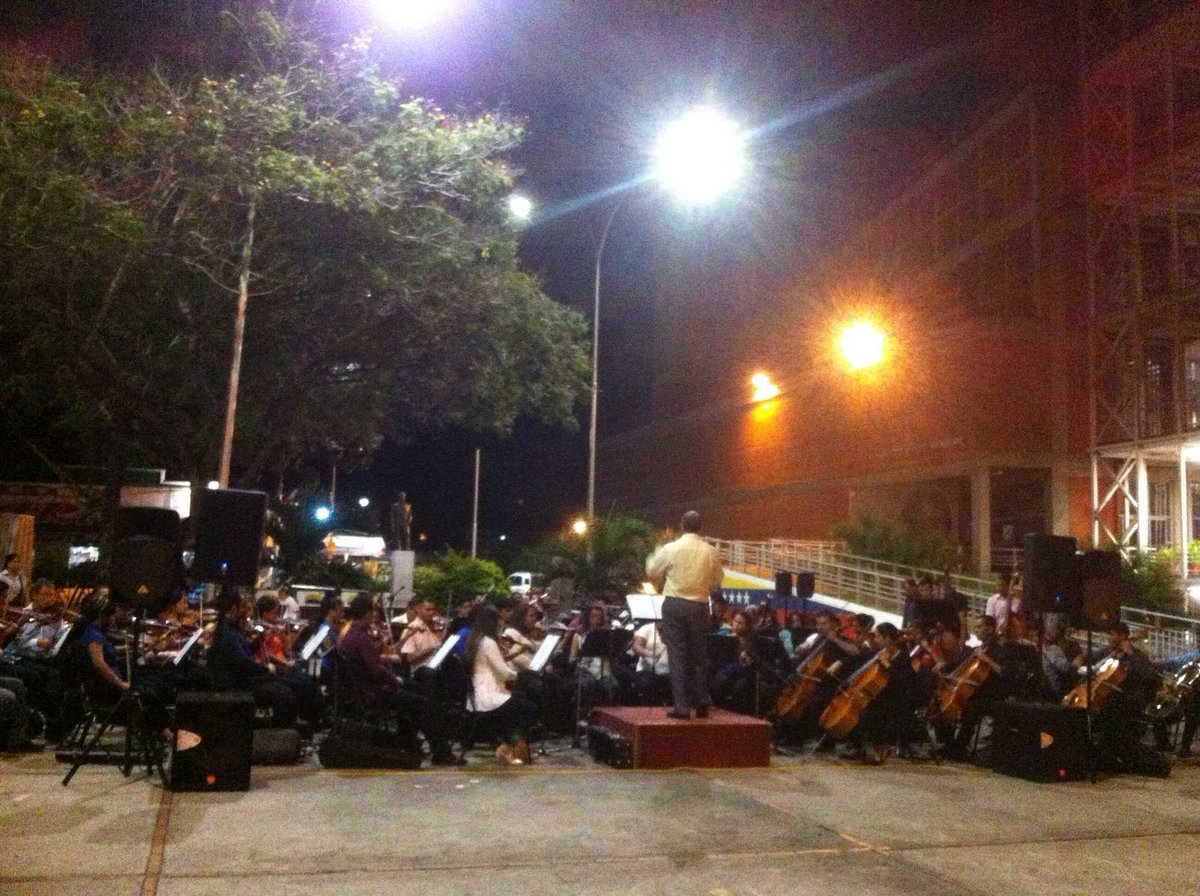 Orq sinf Gralen Jefe Jose Tadeo Monagas junto a FEDEORQUESTA le dieron la bienvenida a la Navidad .<a href="/FEDEORQUESTAS/">FEDEORQUESTAS</a>