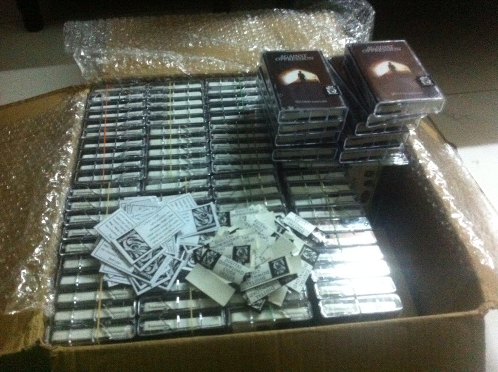 RimaumanMusic's tweet image. Kerja manual menyelipkan kupon kode download dan menyegel kaset @AO_HCSXE 'Second Nature' EP
