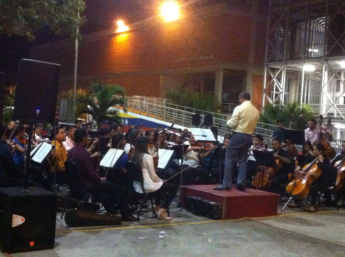 Orq sinf Gral en Jefe Jose Tadeo Monagas junto a FEDEORQUESTA le dieron la bienvenida a la Navidad@FEDEORQUESTAS