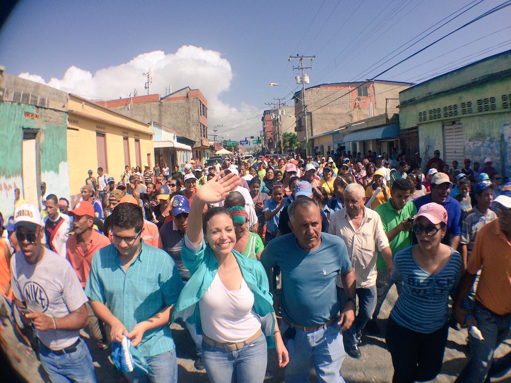 ConVzlaComando's tweet photo. #CONTODO Güiria se desborda para recibir en la calle a @MariaCorinaYA y @JoseContreras68 #26Nov #PaseLoQuePase https://t.co/QOCX1FFFBP