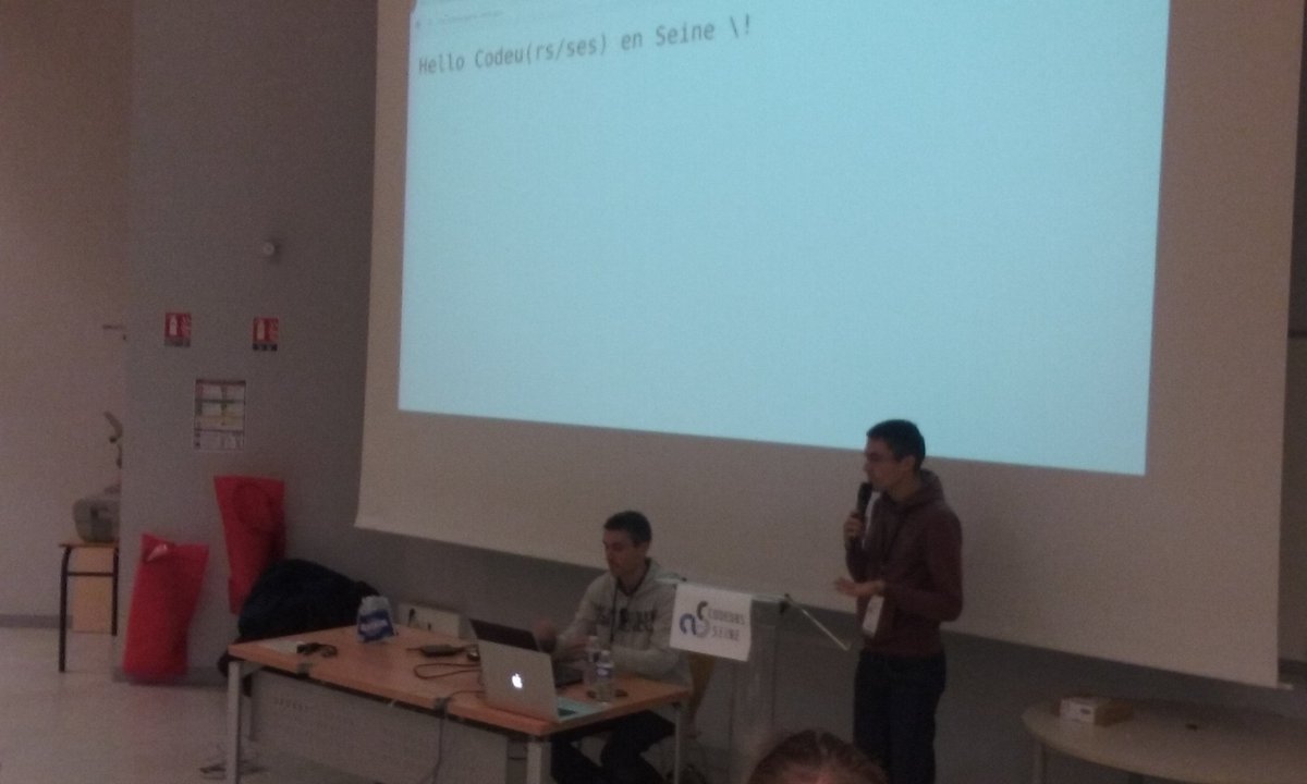 c_heliou's tweet image. Live coding sur CQRS et Event Sourcing par les frères Le Merdy #codeurs2015 @seblm @ericlemerdy cc @XebiaFr