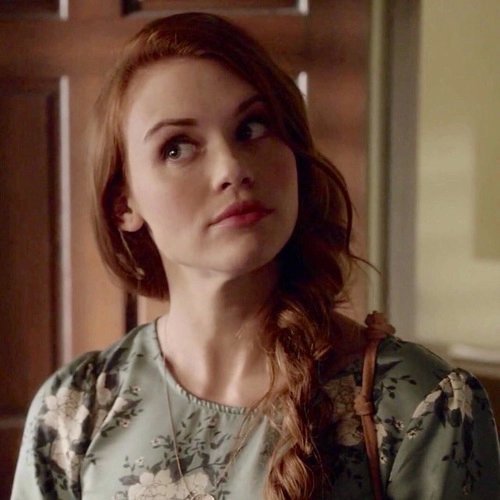 Thevampiresrol's tweet photo. Catherine Forbes (Personaje inventado)
OCUPADA.

@BxdassWitch_VO https://t.co/PvWOXZkRQ1