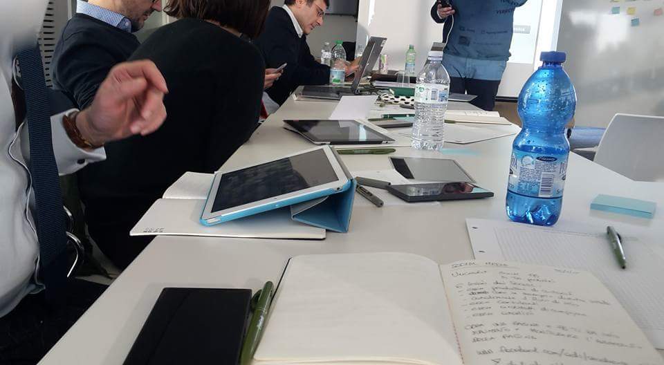 francescotom's tweet photo. Manager @UniCredit_PR a scuola di social: è #tuttaunaltrastoria con @FranzFoti #Li15 (photo by @danny_boat) https://t.co/3MjC7ZF7Kb