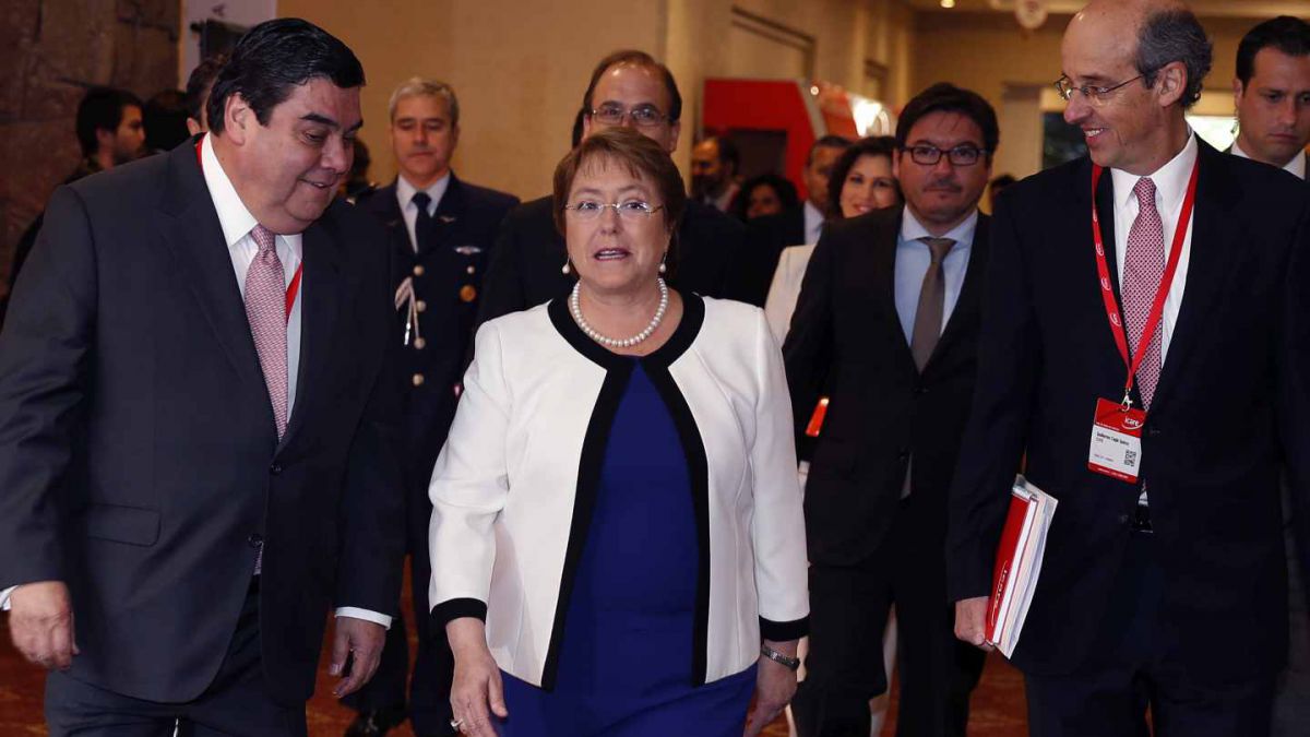 T13's tweet photo. Bachelet en Enade 2015: "La opinión pública ha sido testigo de prácticas inaceptables" » https://t.co/rlZiOWbGzt https://t.co/EZeAeANz7r