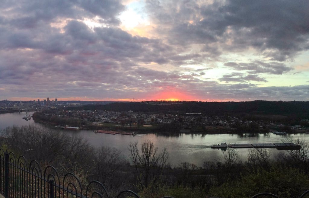 CityOfCincy's tweet photo. Stunning pic taken by @PhotogDSlavey at Mt. Echo Park. Talk about something to be thankful for... #CincyIsBeautiful https://t.co/ig2AlN1n0f