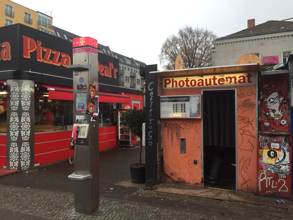 artistMagency's tweet photo. It's so cold! Not as cold as Berlin, #pizza and #photobooths #amalife https://t.co/OL9bFHMD7D