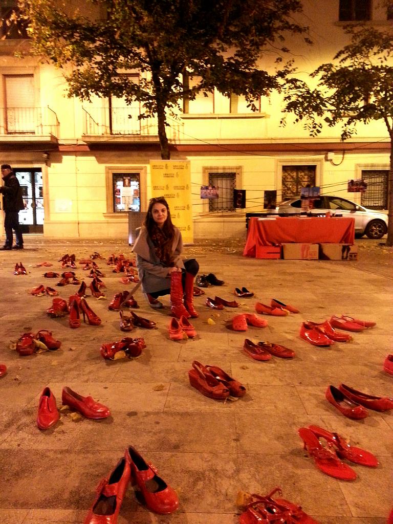 ZRVLC's tweet photo. Zapatos rojos en Gandia. https://t.co/3PzTzUTI62