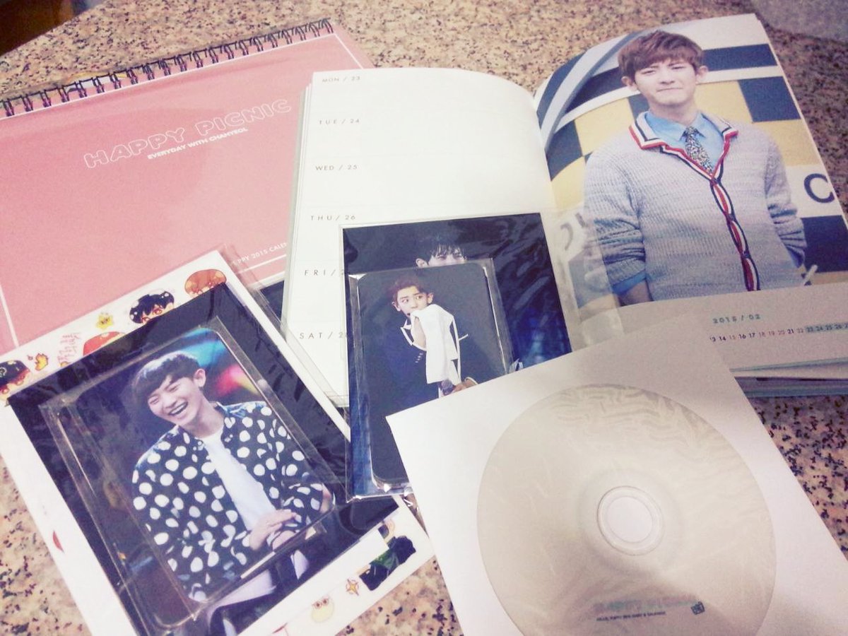 w1807s's tweet photo. แจกจ้า~ รี&amp;ฟอล~♡ วันเกิดชานยอล แจกชุดปฏิทินไดอารี่ของ hello puppy 2015 นะคะ ~♡  #HappyChanyeolDay https://t.co/d7C1tGcchO
