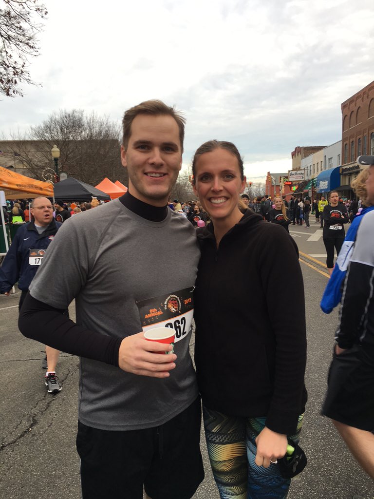 jarednmoore's tweet photo. 5k morning run with @AmandaGaleMoore #sheisfaster #TurkeyTrot https://t.co/OK7uHRyQbt