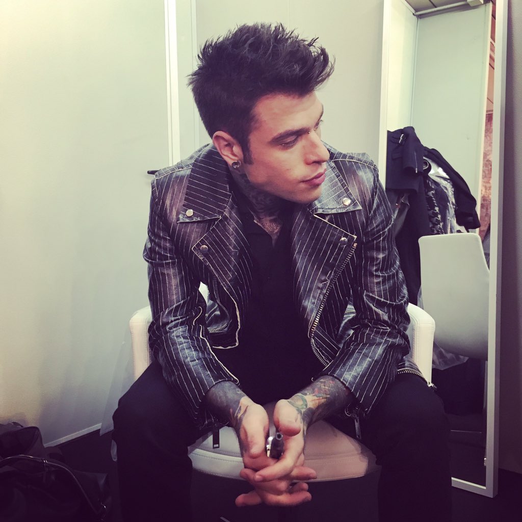 Fedez's tweet photo. Pronti! #XF9 https://t.co/kV8iUdA7zL