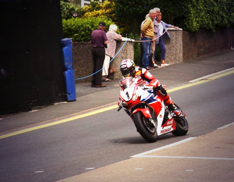 rptmtt's tweet photo. #ThrowbackThursday #TT2014 @jm130tt reaching #BrayHill bottom #SeniorTT I can say 'I was there!' Pic by @fmmarsano https://t.co/GDUlZqHNH6