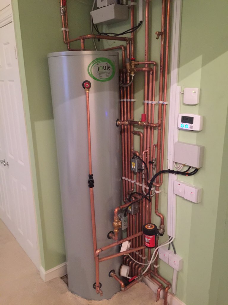 InfoFuller's tweet image. Job from last week. @WorcesterBosch boiler above new 210l pressurised cylinder.