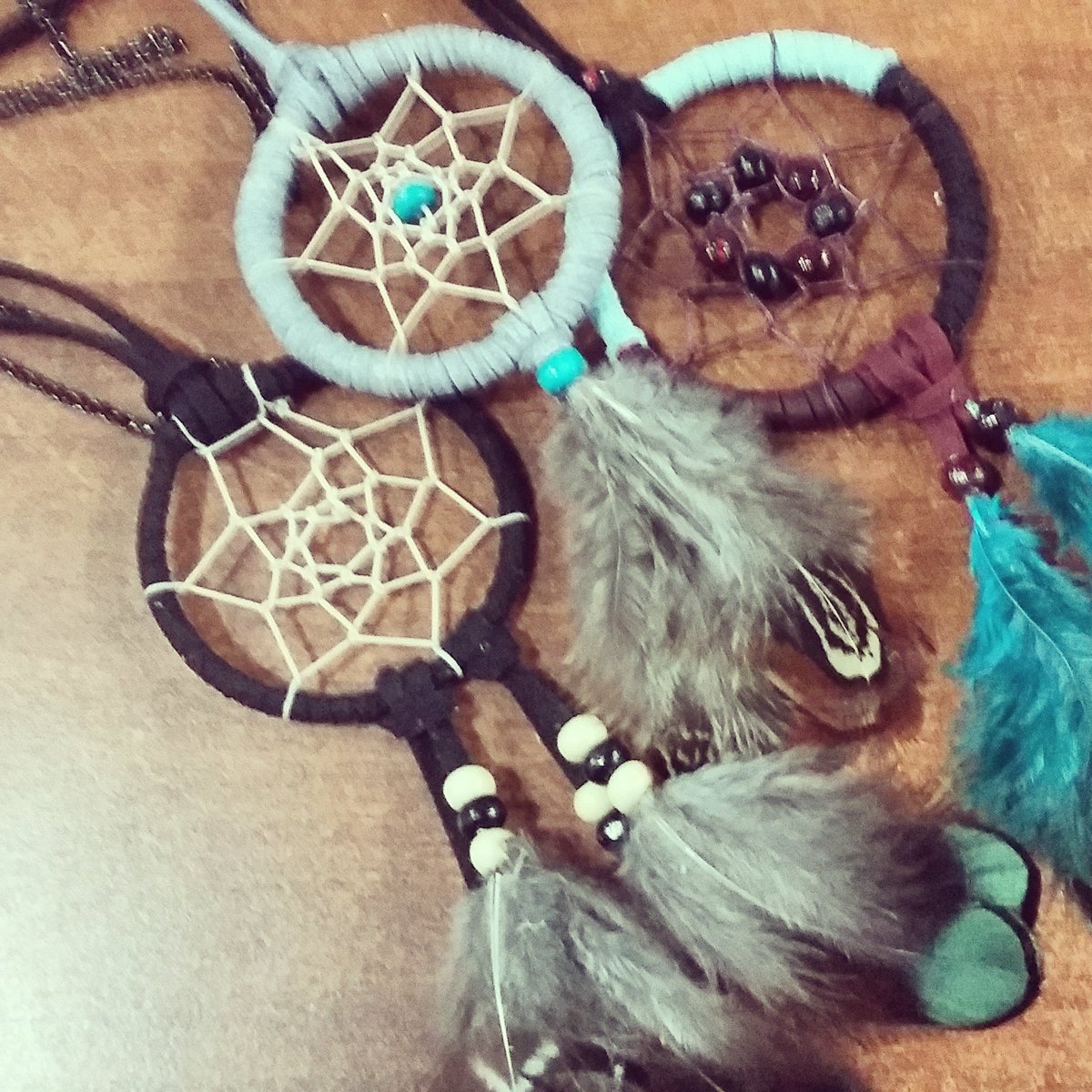 VibesHM's tweet image. #MakeHour #VibesHM #Handmade #Dreamcatcher #GoodVibes #ChristmasGift #Necklace #positivity