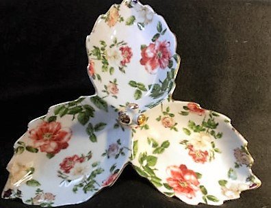 DigginThruTheAt's tweet photo. https://t.co/nghnVmiwq7 Rose Divided Candy Dish #ourvintagehour #etsygifts #RoyalDanube #candydish #dividedplate https://t.co/3NSxIXGShQ