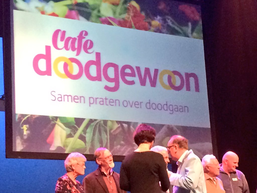 Realiseert's tweet photo. Moeilijk onderwerp toegankelijk maken. @CafeDoodgewoon #Deventer wint in de categorie Milieu &amp; Educatie @VCDeventer https://t.co/bxjTyXMtq7
