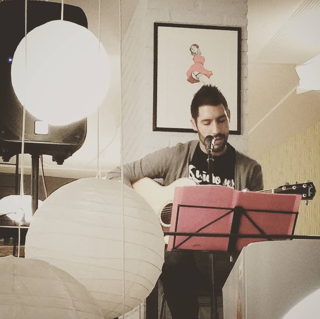 ArtesadeArte's tweet photo. Coñecendo a @ckintas no SCQ de #Santiago de #Conpostela.
Menuda festa ten!
#abrazada #peonzas #poesia #musica https://t.co/Qx9C8C5tgm